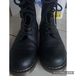 WOMENS/YOUTH Dr Martens size 7 (womens 8.5)